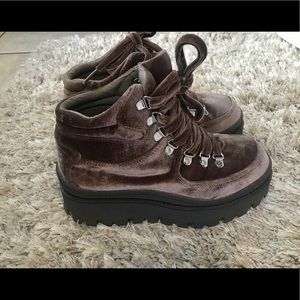 Jeffrey Campbell Top Peak Hiker Boots Size 6